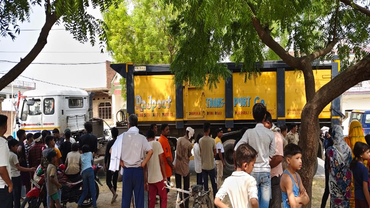 Dumper driver dies after coming in contact with high tension line In Kunda Pratapgarh News