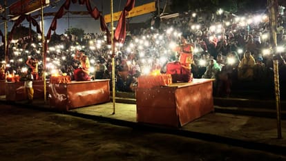 electricity crisis Ganga Aarti done in flash light In assi ghat electricity was cut five times in four hours