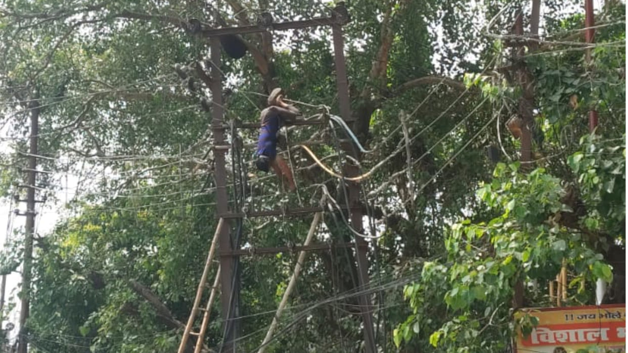 Accident happened while repairing electricity fault in Gorakhpur, lineman climbing the pole got electrocuted