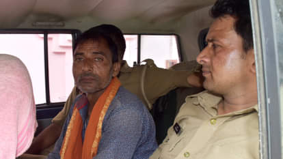 पन्नेलाल यादव के भाई मुन्नी लाल यादव को टीम अपने साथ ले जाते हुए