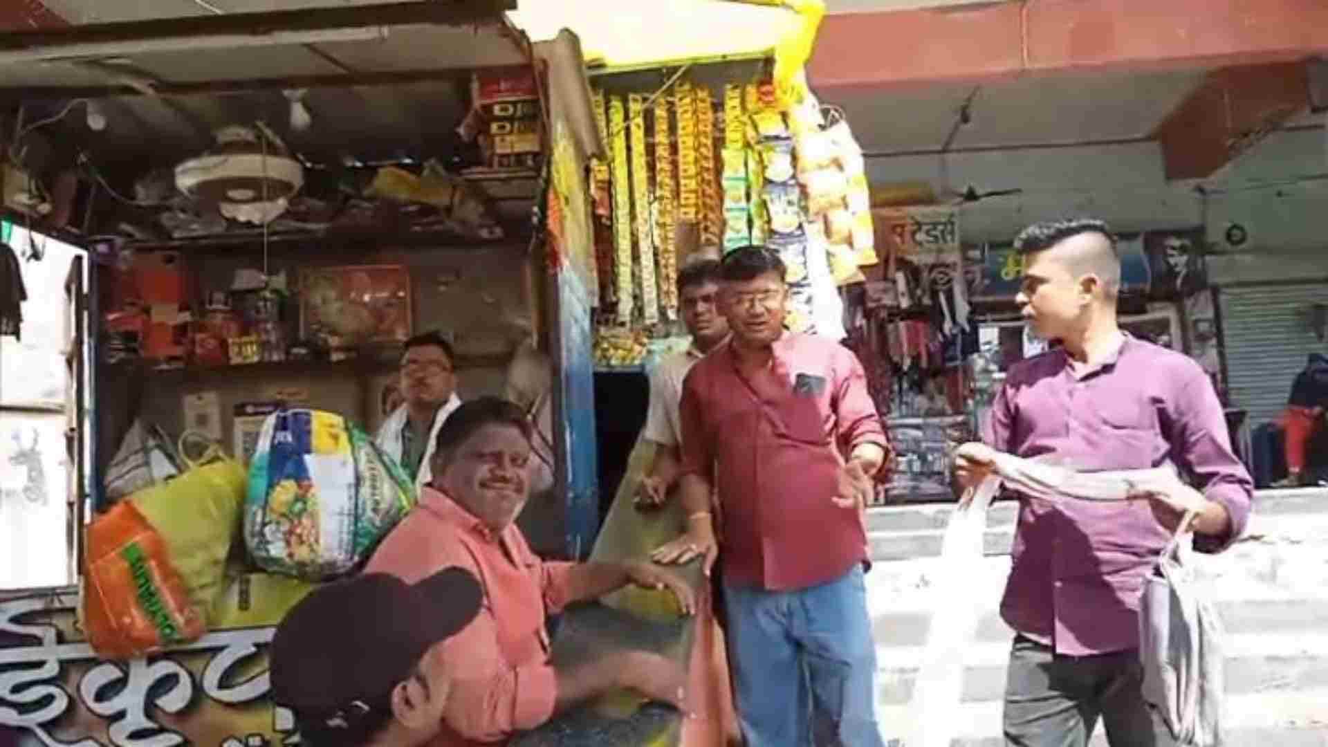 घटना के बाद दुकान के पास जमा हुए लोग।