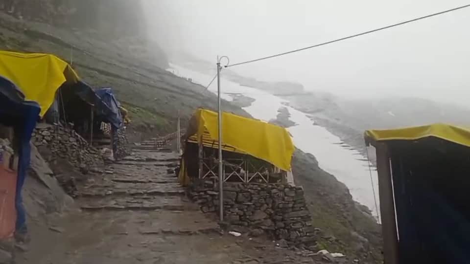 Uttarakhand Weather Changed Today rainfall in Badrinath Dham snowfall in Hemkund Sahib, photos