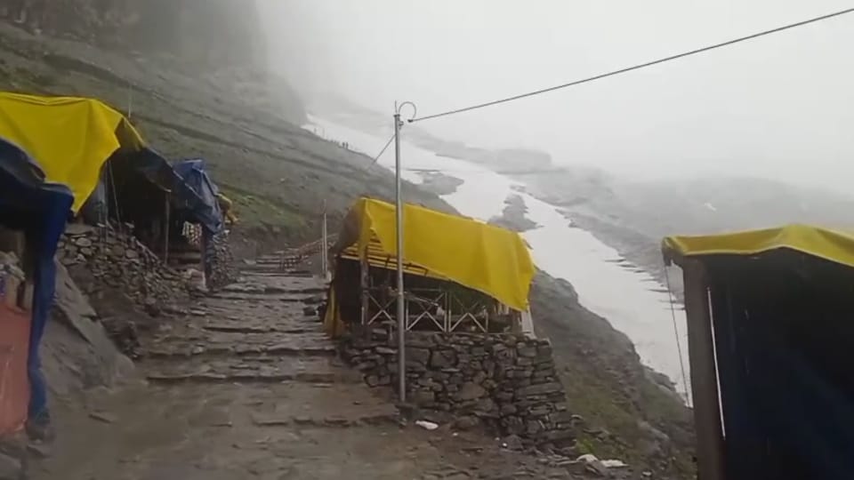 Uttarakhand Weather Changed Today rainfall in Badrinath Dham snowfall in Hemkund Sahib, photos