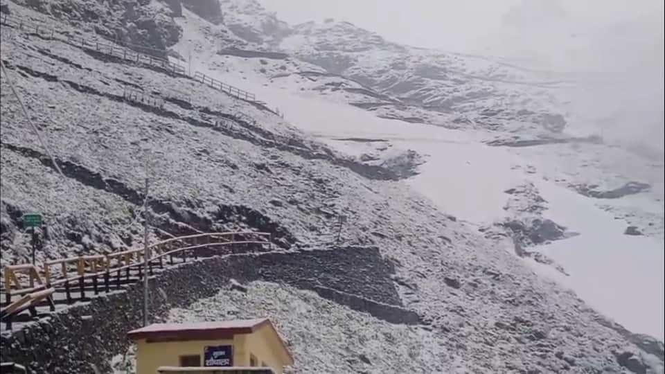 Uttarakhand Weather Changed Today rainfall in Badrinath Dham snowfall in Hemkund Sahib, photos