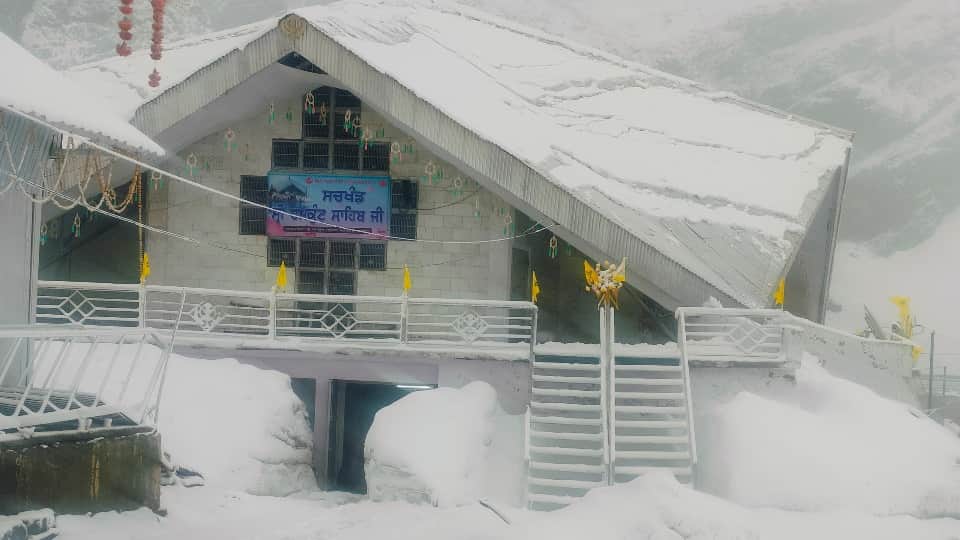 Uttarakhand Weather Changed Today rainfall in Badrinath Dham snowfall in Hemkund Sahib, photos