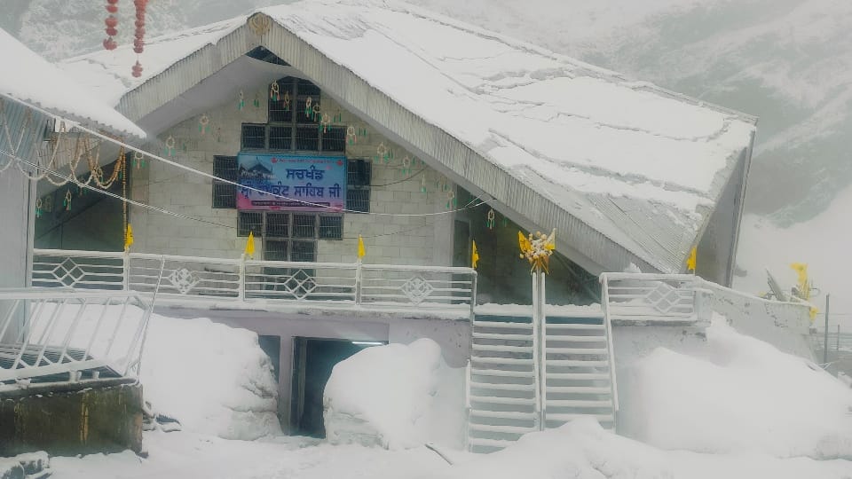 Uttarakhand Weather Changed Today rainfall in Badrinath Dham snowfall in Hemkund Sahib, photos