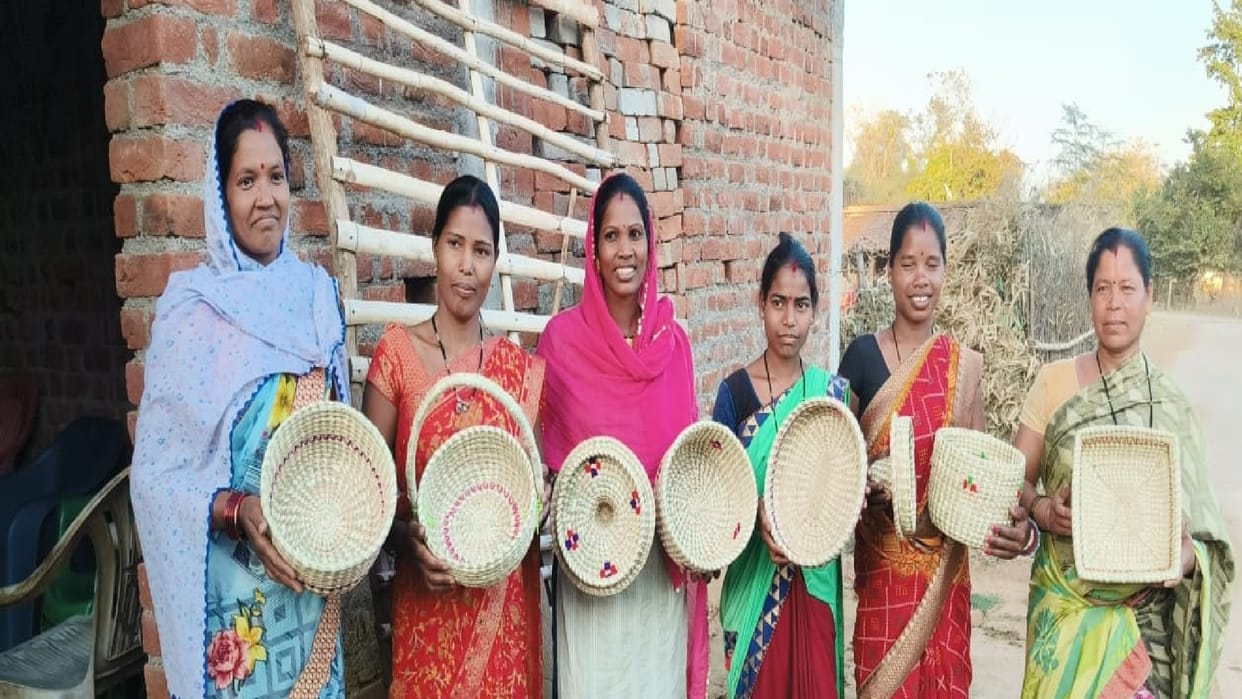 100 women of self-help group are making beautiful and attractive baskets from Chhind-Bronze in CG