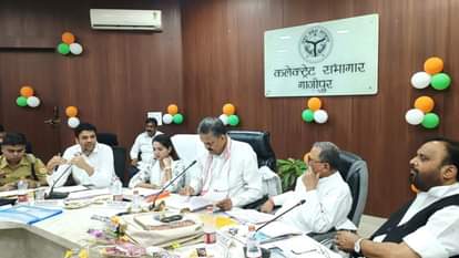 कलेक्ट्रेट सभागार में समीक्षा बैठक करते अफजाल अंसारी।