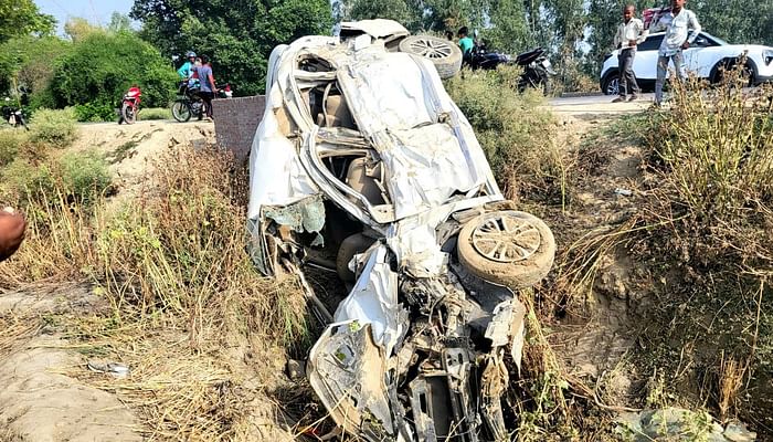 Hardoi Accident 12 people were sitting in a car with a capacity of seven the car was automatically locked