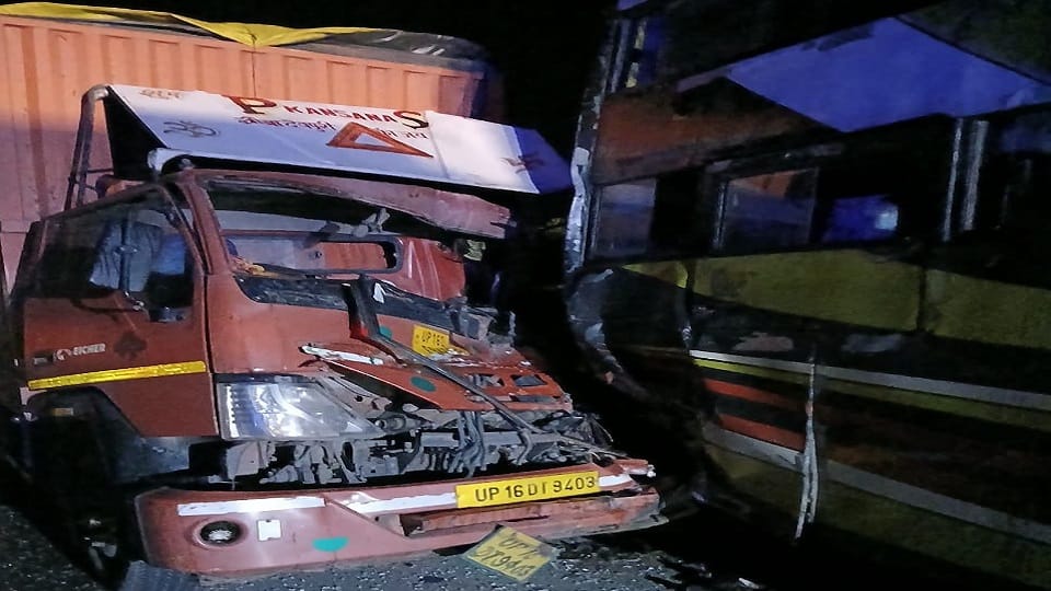 canter rammed bus parked on Yamuna Expressway one passenger died