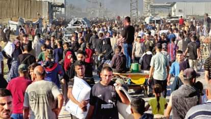 खाद्य सामग्री ले जाते फलस्तीनी