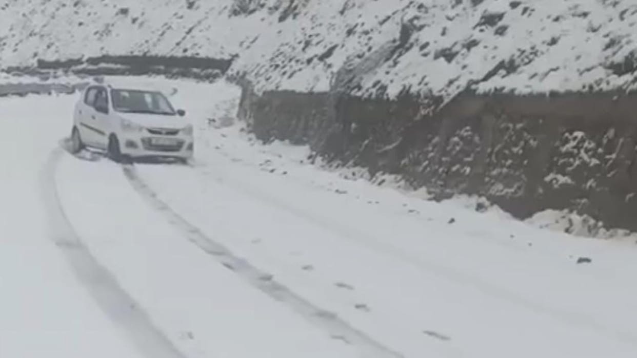 Snowfall in hilly areas along with rain and thunderstorm, it will rain till June 4