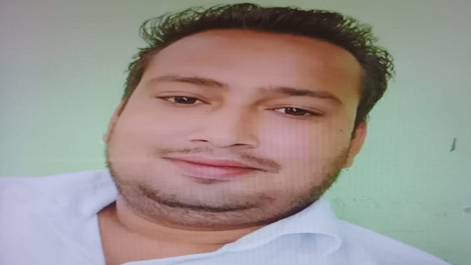 A young man trapped in love with his married girlfriend committed suicide by hanging