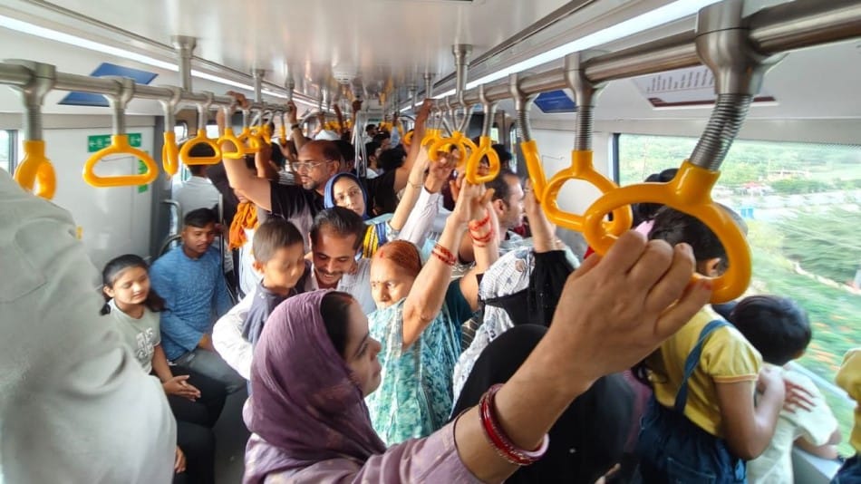 Indore News: 15,000 Passengers Enjoy Free Ride as Indore Metro Creates Festival Vibe