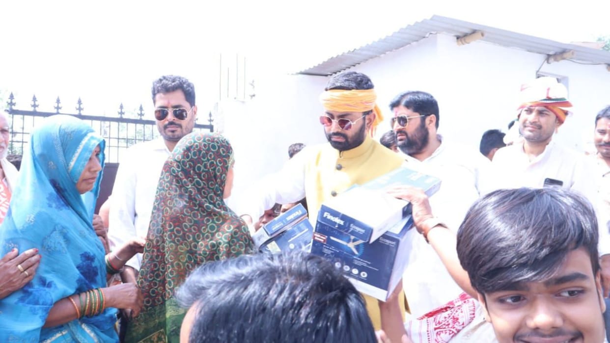 National Convenor of Yuva Chetna distributed fans for relief from heat