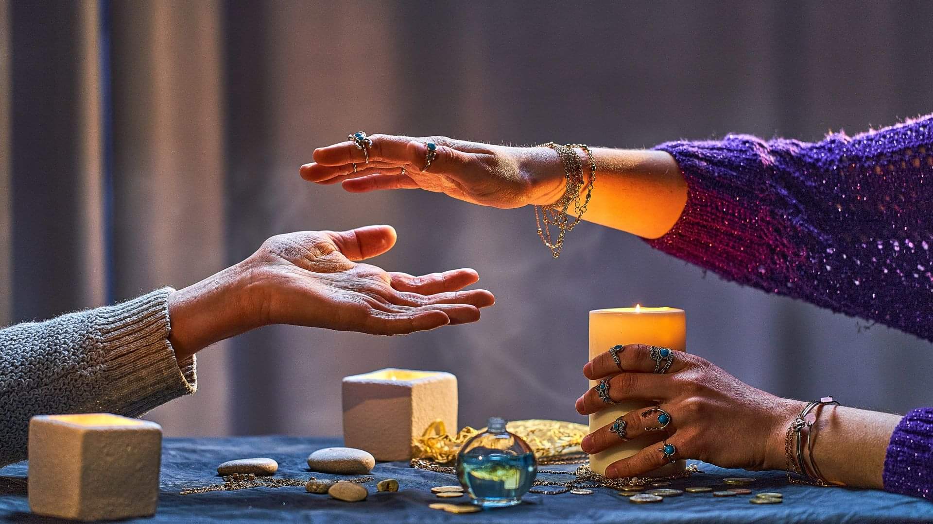 Which palm of a woman should be read Know what palmistry says in hindi