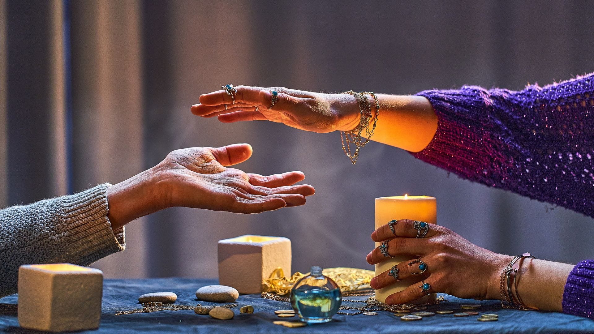 Which palm of a woman should be read Know what palmistry says in hindi