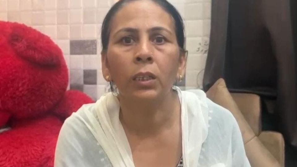 robber stole chain from he neck of woman standing outside her house In Ghaziabad