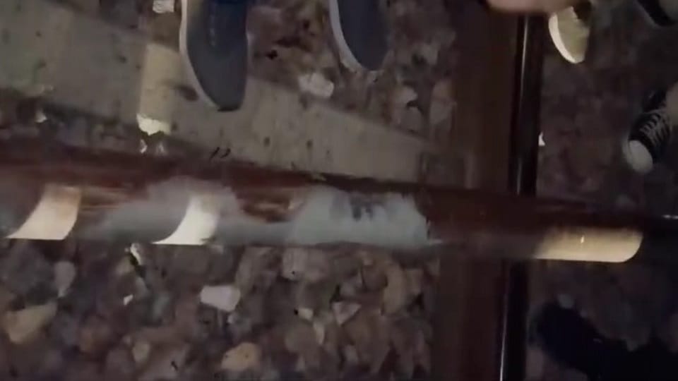 Conspiracy to overturn the train: The train stopped with a jerk, thousands of passengers got scared