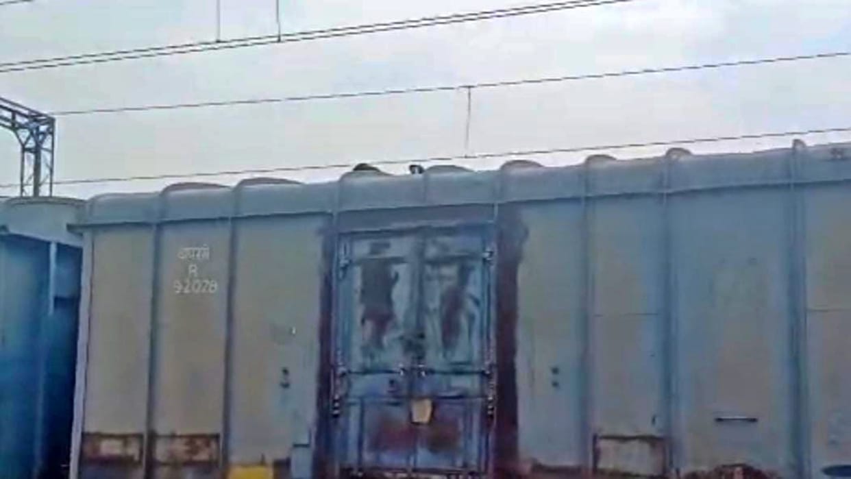 Saharsa News: Youth climbing on roof of train touches high tension wire severely burnt; Railway administration