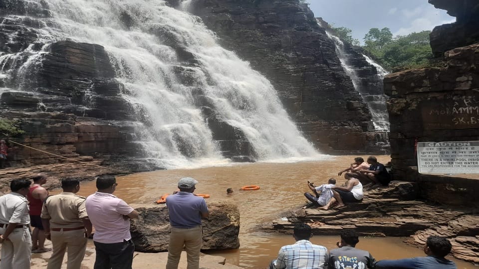 तीरथगढ़ वाटरफॉल से गिरा नाबालिग
