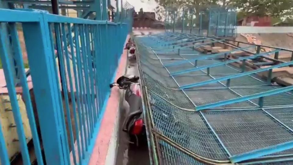 Two bikes got buried due to falling of iron mesh on Hindon Barrage