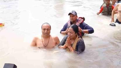 दिल्ली की सीएम ने गंगा में लगाई डुबकी