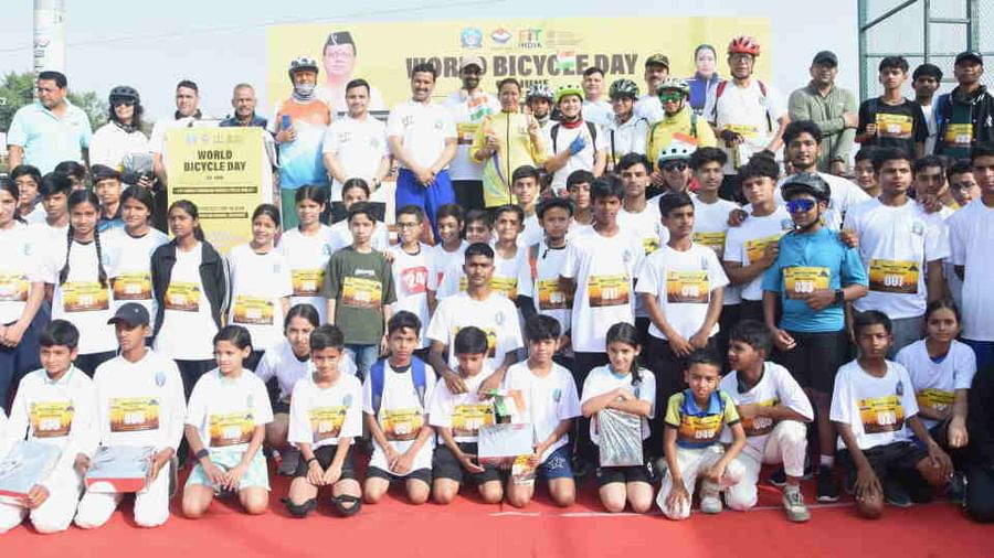 Sunday on Cycle Rally In Dehradun Minister Rekha Arya rode a bicycle with Participants Photo