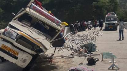 दुर्घटनाग्रस्त पिकअप।