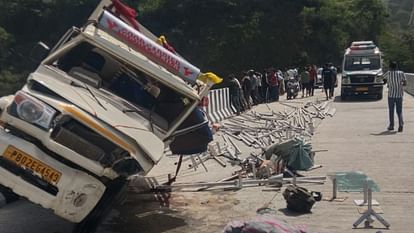 Himachal Accident News: हिमाचल के मंडी में ओवरलोड पिकअप पुल की रेलिंग से टकराई, पांच की मौत, चालक जख्मी himachal pradesh mandi road accident pickup Vehicle Five died tragic road accident in mandi