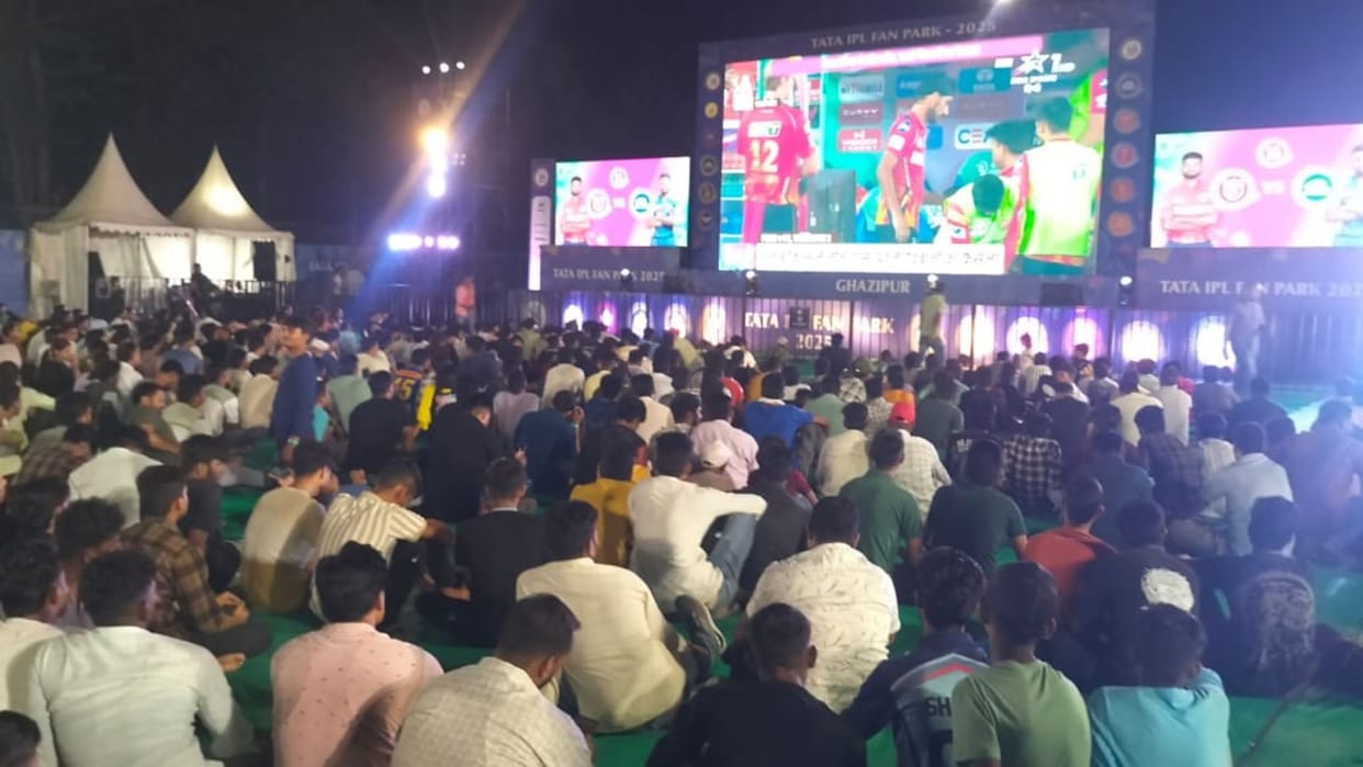 Cricket lovers watched live telecast in IPL Fan Park youth showed tremendous enthusiasm