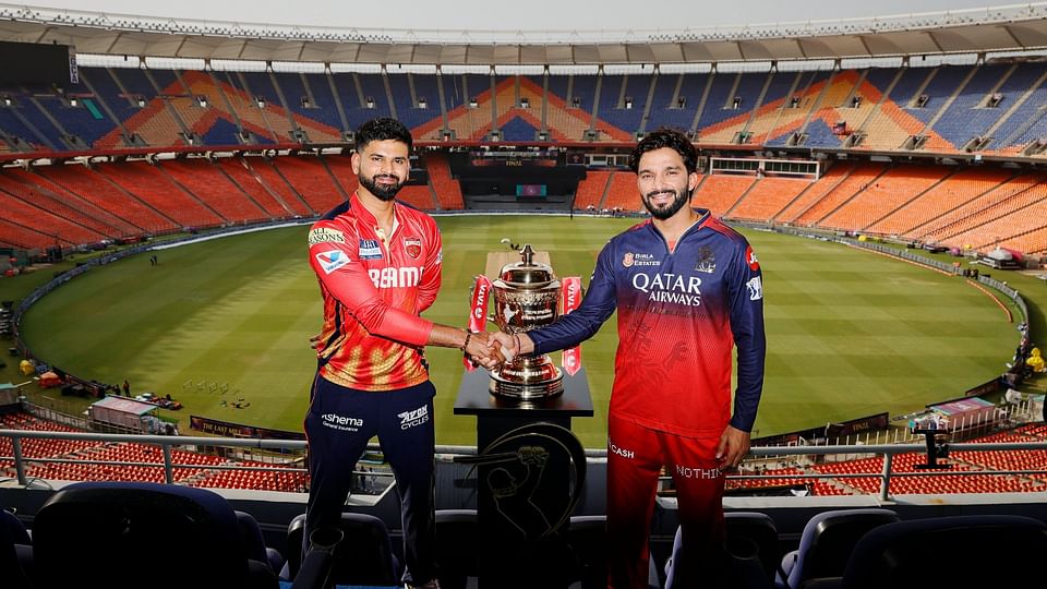 IPL 2025: खिताबी जंग के लिए तैयार श्रेयस अय्यर और रजत पाटीदार, अहमदाबाद के मैदान पर मिलेगा नया चैंपियन ipl 2025 pbks vs rcb shreyas iyer rajat patidar captains meet at narendra modi stadium ahmedabad see pictures