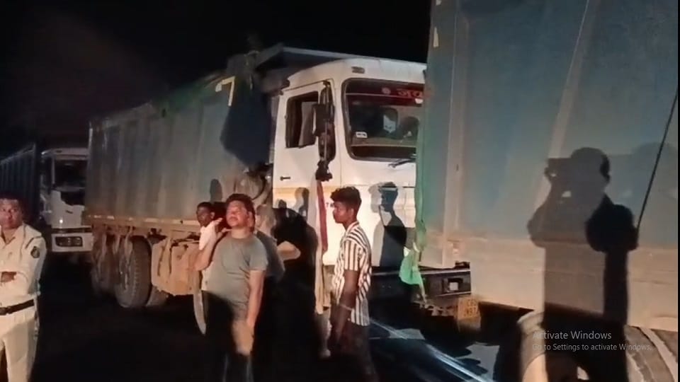आधी रात को पकड़ी गई रेत से भरी गाड़ियां