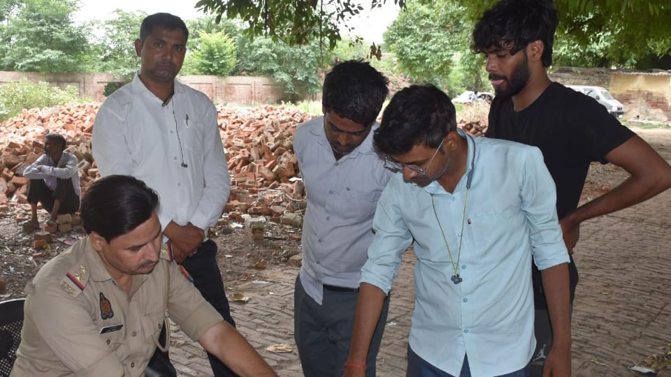 Four people including father and son died and nine injured in two accidents in Aligarh story of Ravindra