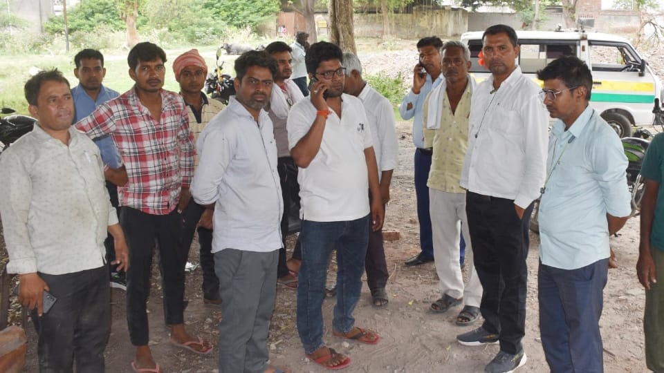 Four people including father and son died and nine injured in two accidents in Aligarh story of Ravindra