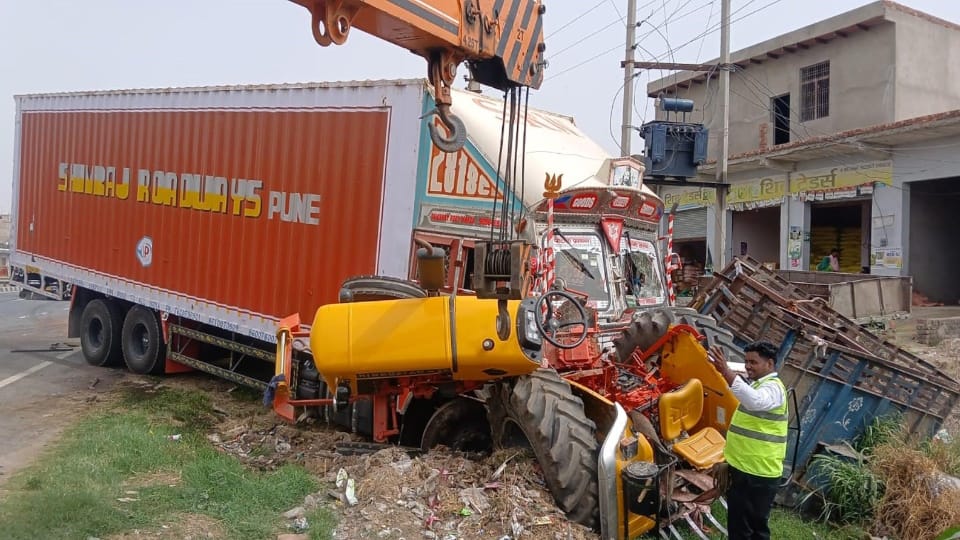 Four people including father and son died and nine injured in two accidents in Aligarh story of Ravindra