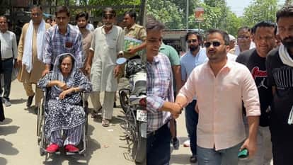 कोर्ट में पेश होने के जाते अब्दुल्ला आजम