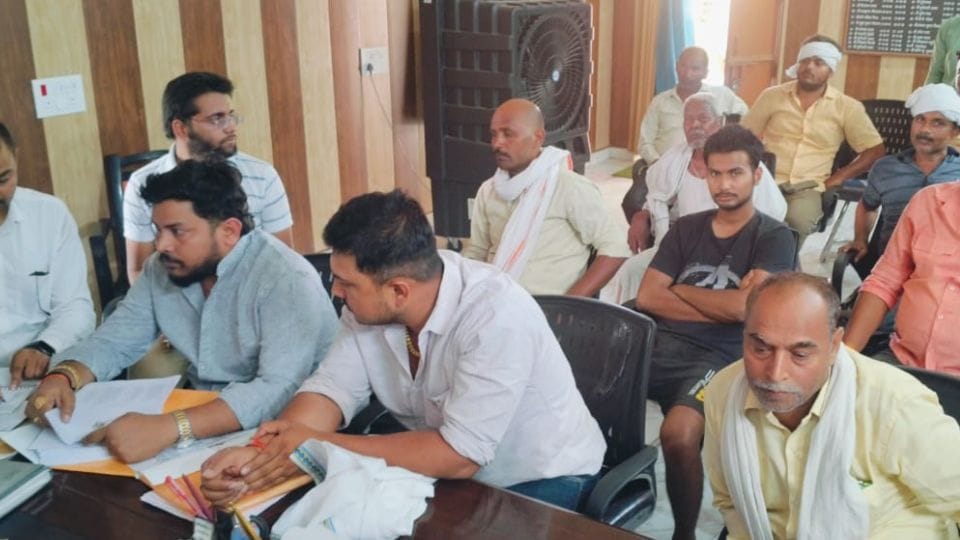 Pradhan party and complainant clashed in BDO room  During investigation of development works in Gorakhpur
