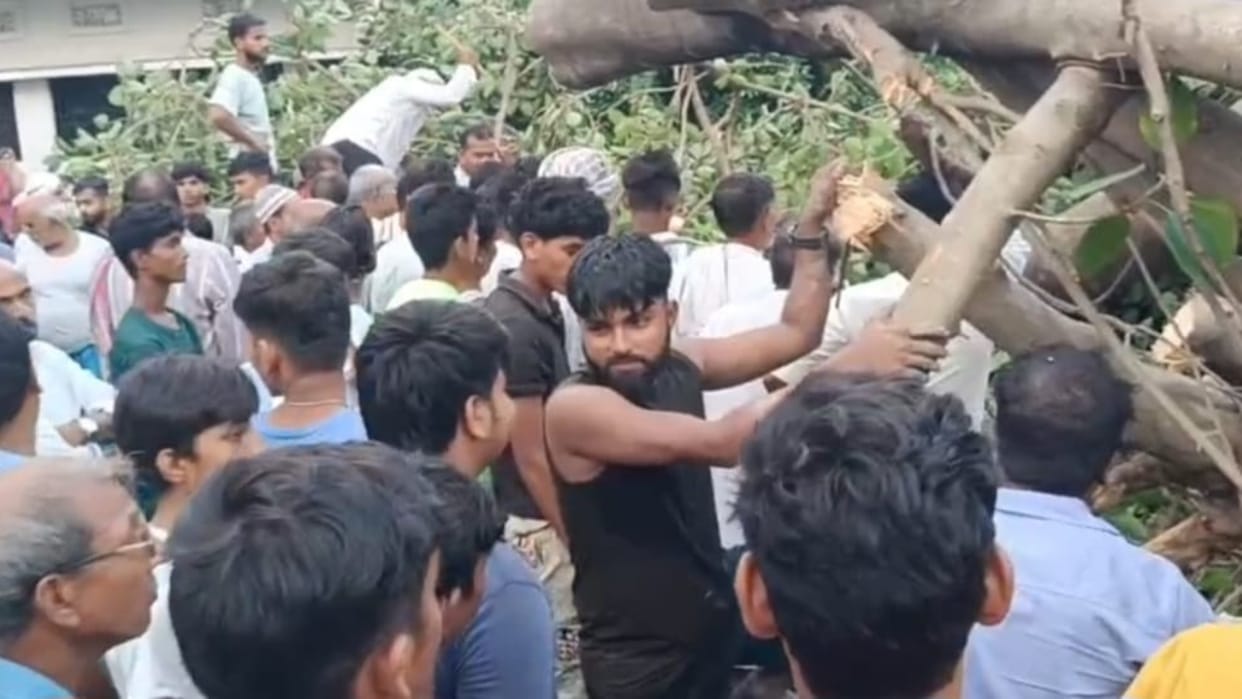 Bihar News : many people died due to storm and rain in Siwan bihar police