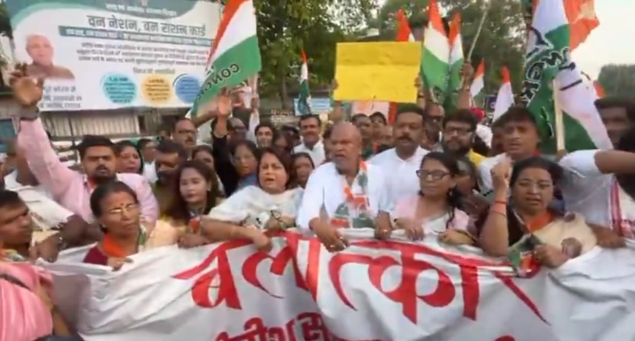 सड़क पर उतरे कांग्रेसी।