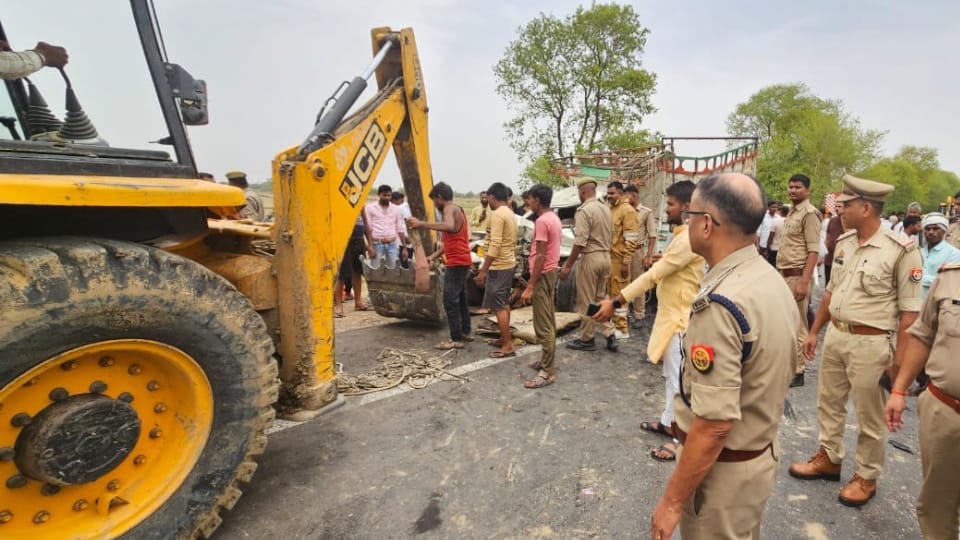 UP Road Accident 5 Dead Many Injured Ambulances fell short, Called private vehicles News in Hindi
