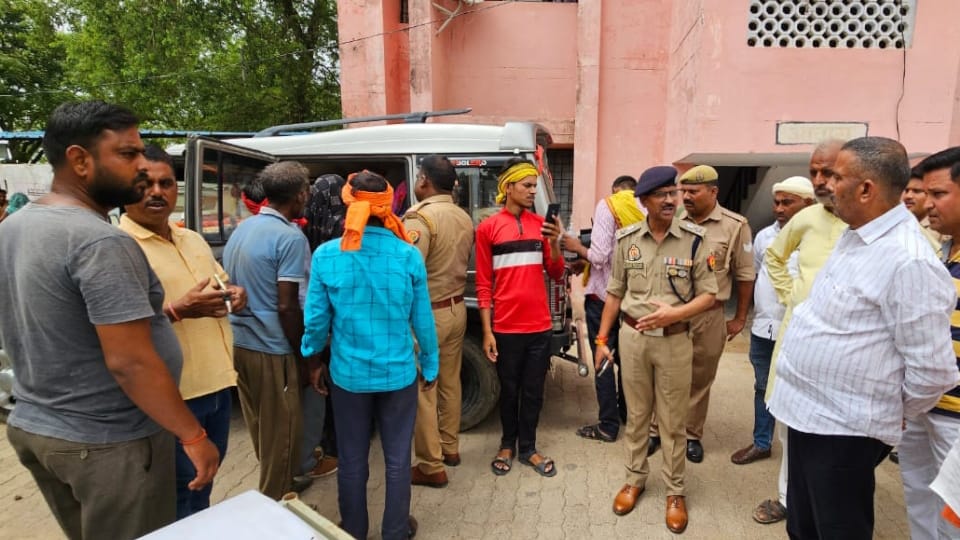 UP Road Accident 5 Dead Many Injured Ambulances fell short, Called private vehicles News in Hindi