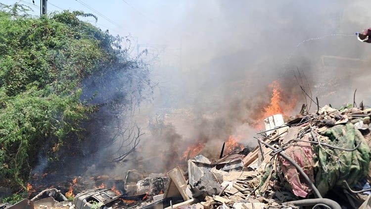 Panic In Junk Market Fire In Garbage Dump Case Of Chowkaghat Area ...