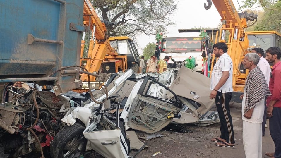 Accident in Mahendragarh Truck and Verna car collide in Unhani village
