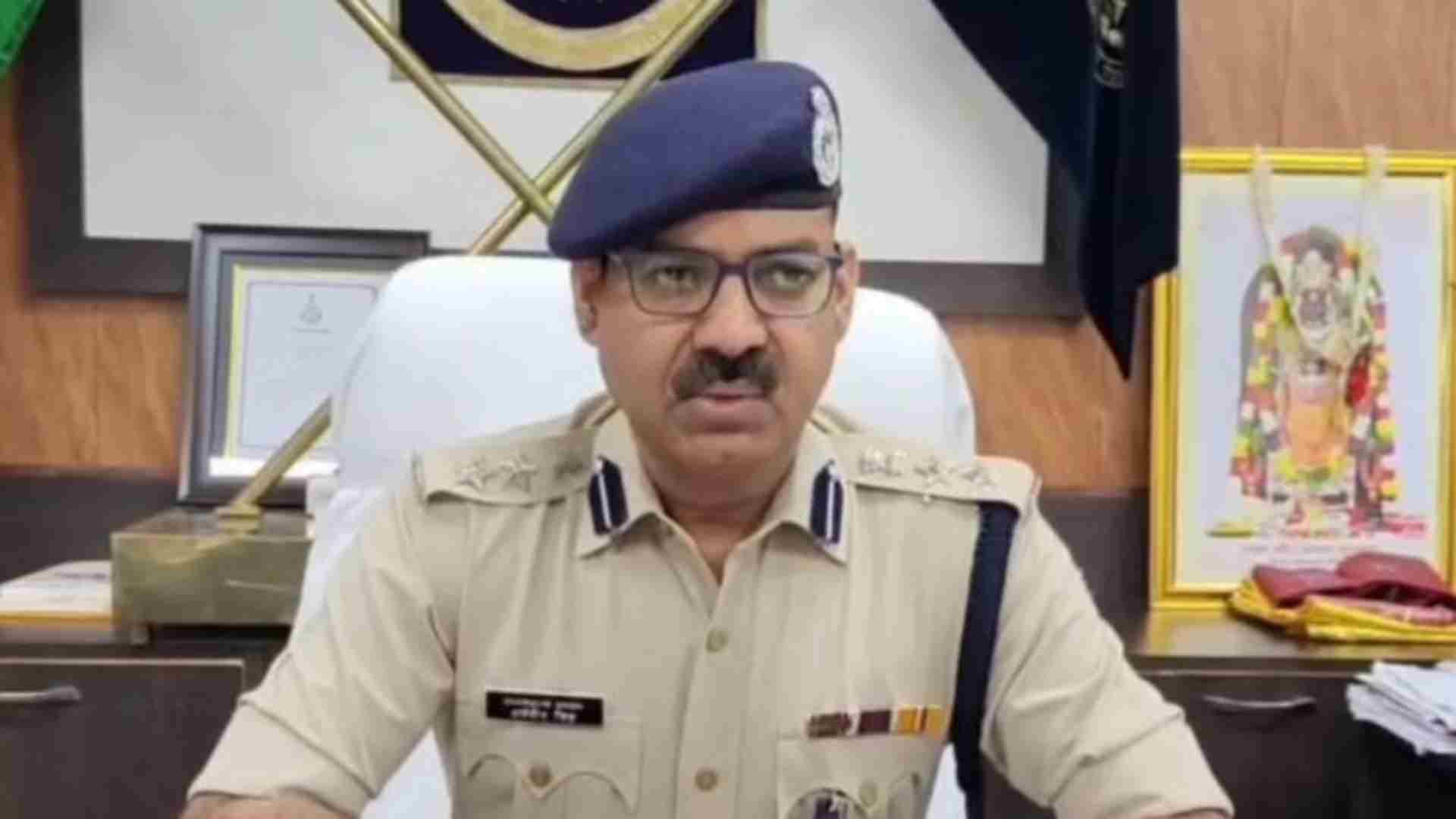 जानकारी देते पुलिस अधिकारी।