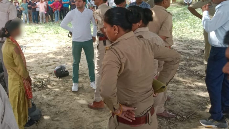 Lover body found hanging in Kanpur Dehat girlfriend found crying nearby lovers had intended to die together