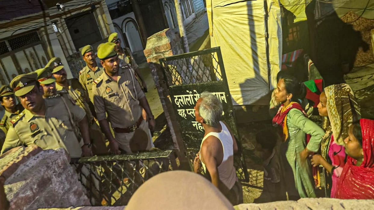 Raid in Kareli slum based on input of presence of Bangladeshis, 600 people absconding
