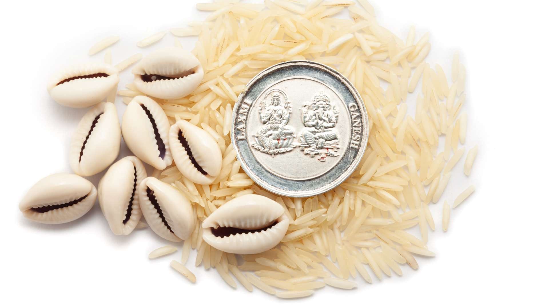 Peeli Kaudi Ke Upay Benefits of Offering Peeli Kaudi To Laxmi Ji For Financial Growth Vidhi Mantra in Hindi