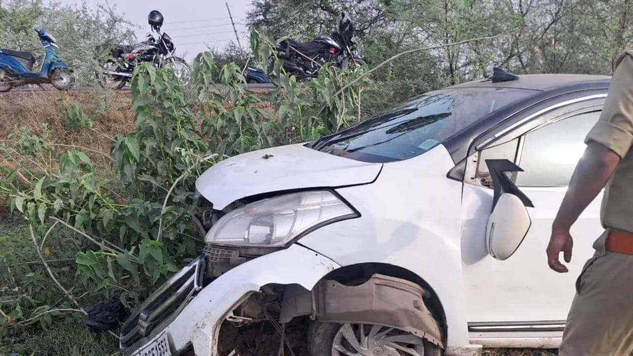 Banda: Car going from Ayodhya to Bageshwar Dham fell into ditch from expressway, seven injured