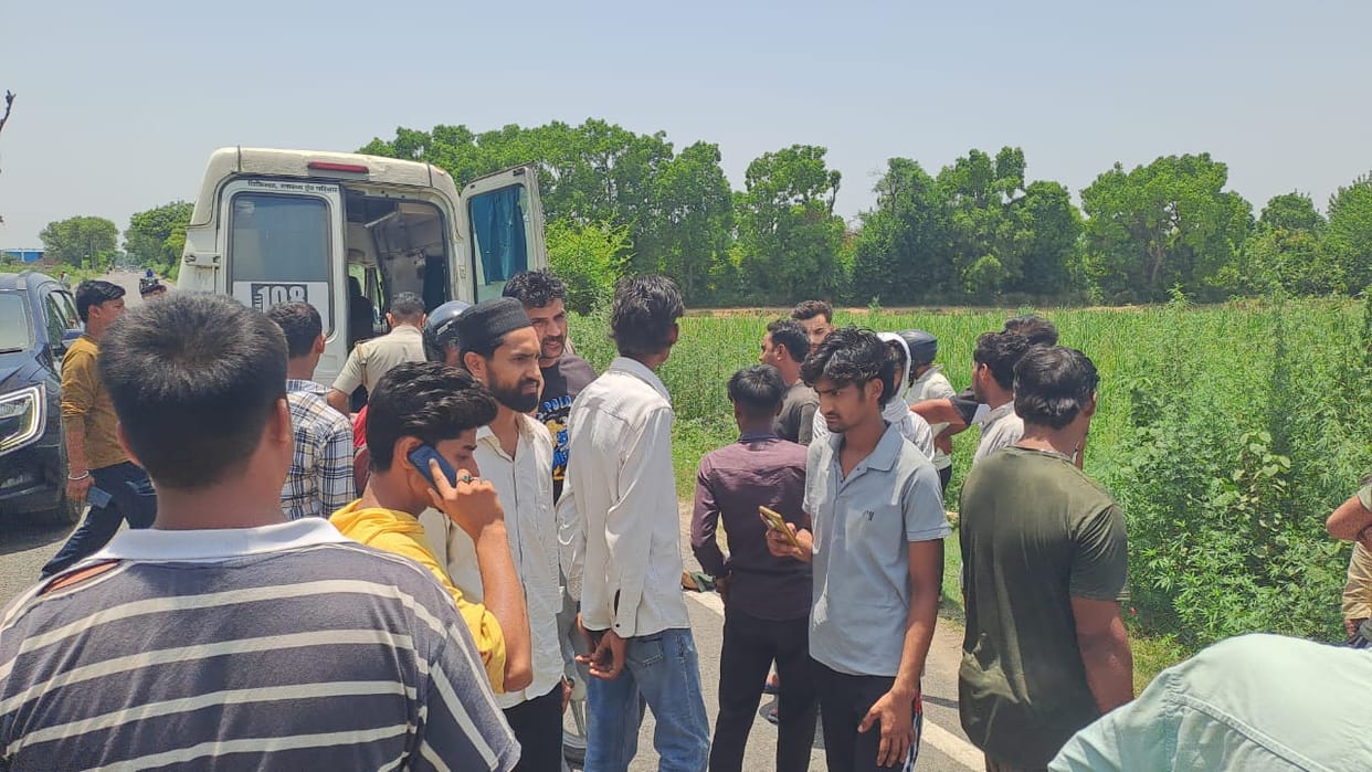 Two Laborers Die in Kairana as Speeding Car Hits Bike, No Helmet Worn